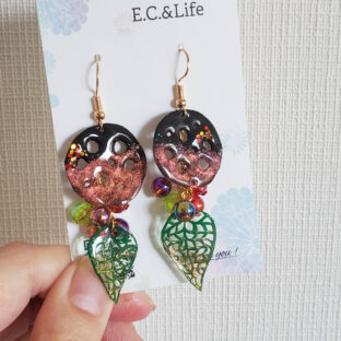 葉と木の実の切り絵ピアス/イヤリング[丸型]
