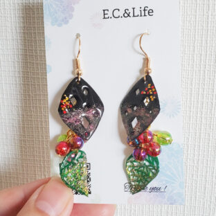 葉と木の実の切り絵ピアス/イヤリング[ひし形]