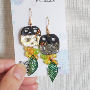 葉と木の実の切り絵ピアス/イヤリング[四角形]