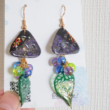 葉と木の実の切り絵ピアス/イヤリング[三角形]